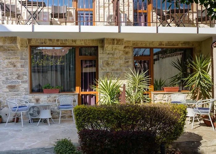 호텔 Kirios 네세부르